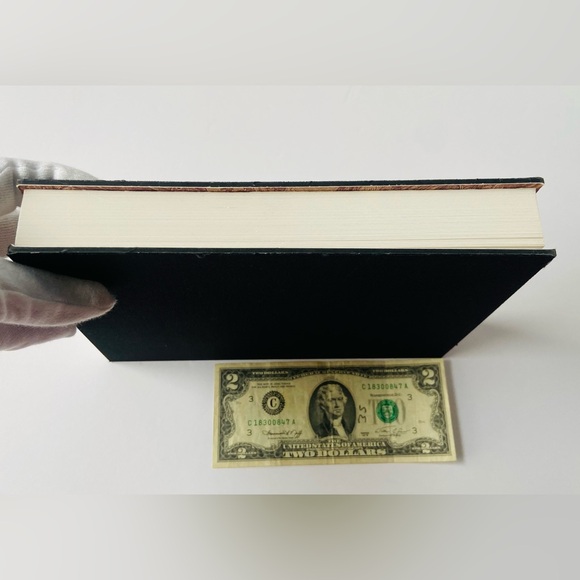 Gucci Collection Book Cruise 2018 w FREE Gucci pouch and hair ties - Picture 12 of 12